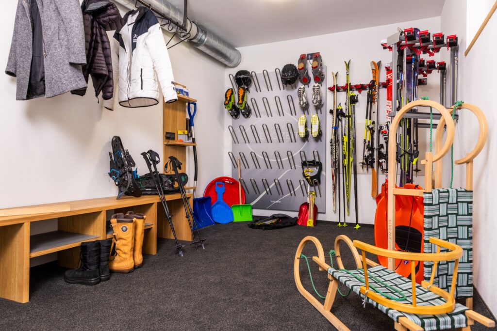 großer Mehrzweckraum und Garderobenraum und Fahrradraum und Skiraum mit Skischuhtrockner mit Trocknungsanlage und Lüftungsanlage zur Bekleidungspflege
