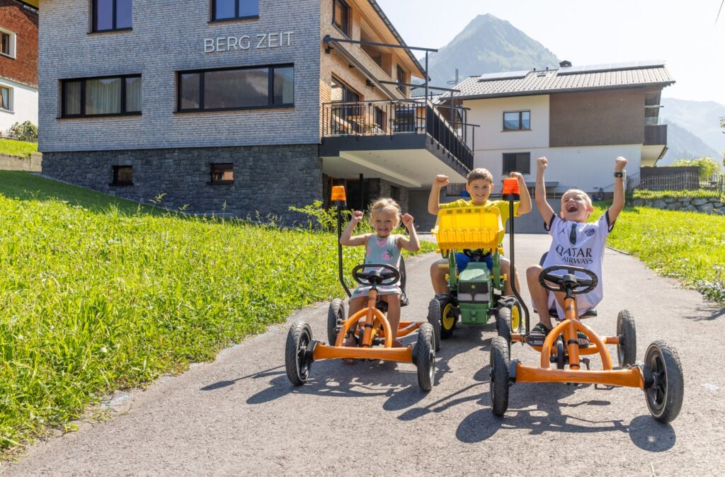 Eure Kinder können auf unserem Kinderspielplatz sicher und großräumig herumtoben