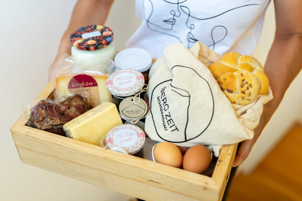 frische Produkte und hausgemachte Köstlichkeiten in der Frühstückskiste