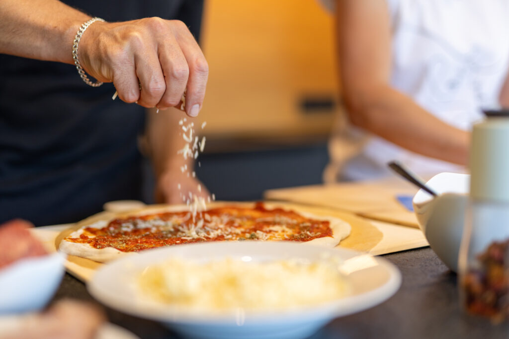 reichlich belegte auf dem Stein gebackene Pizza
