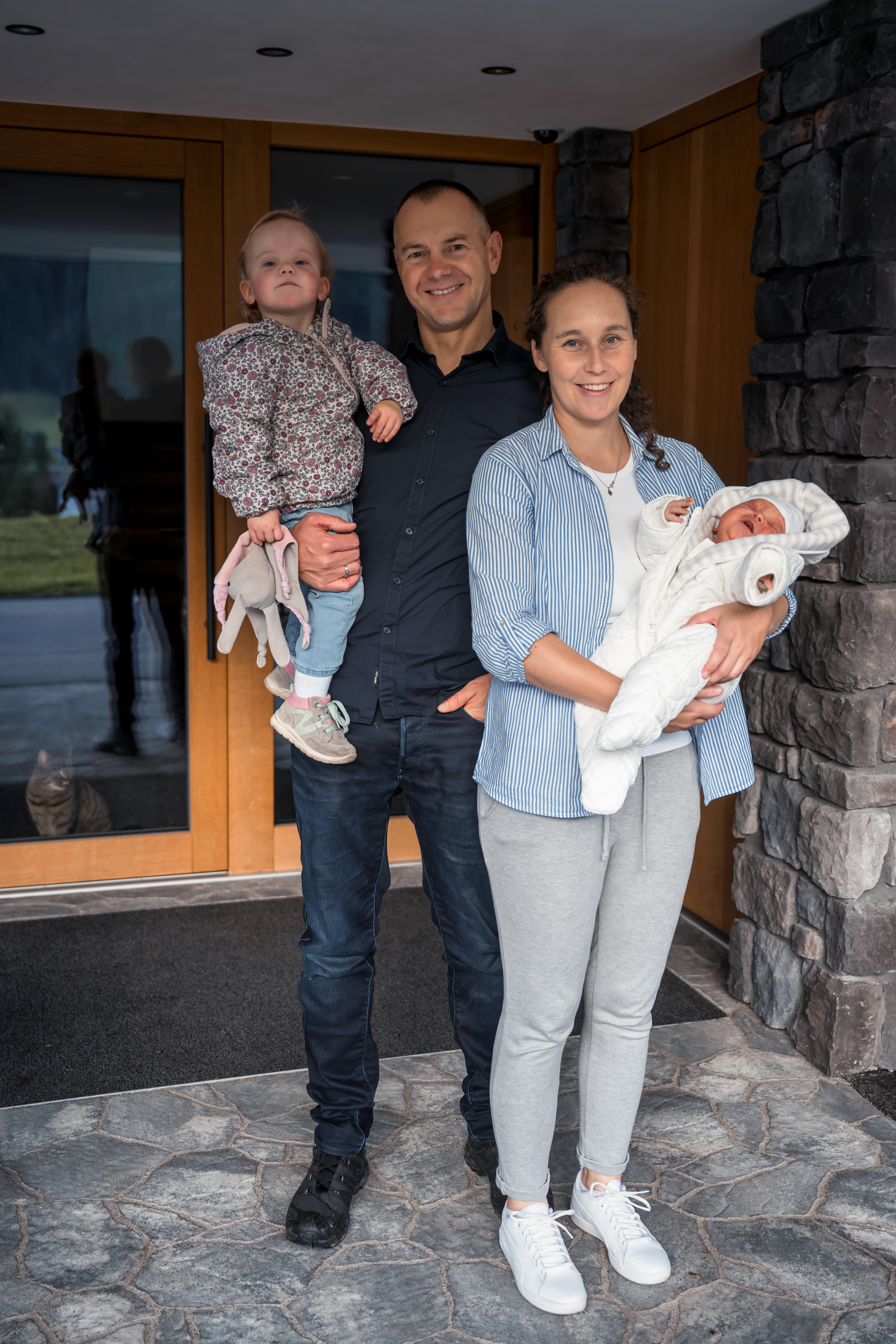 BergZeit in Schoppernau - Gastgeberfamilie Fabienne und Daniel mit Malea Marie und Lian Simon aufrecht