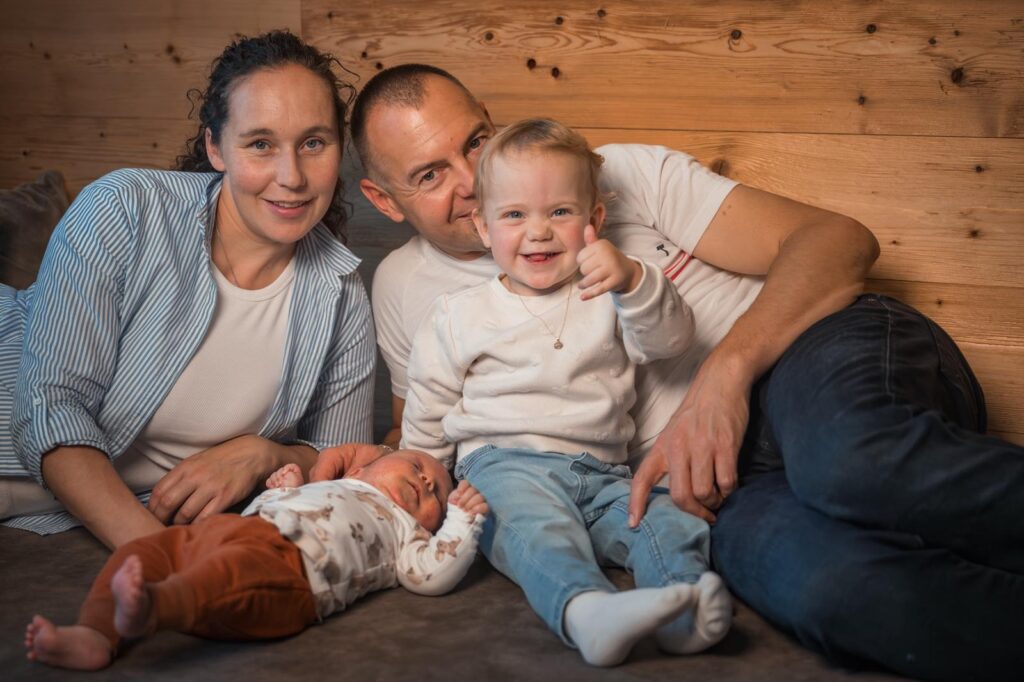 BergZeit in Schoppernau - Gastgeberfamilie Fabienne und Daniel mit Malea Marie und Lian Simon