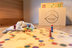 Fabiennes selbstgemachte Spielkiste Fabiennes selbstgemachte Spielkiste aus Holz in der Ferienwohnung BergZeit in Schoppernau