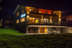 BergZeit in Schoppernau - Hausansicht bei Nacht