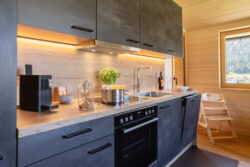 Eure Tischlerküche im BergZeit in Schoppernau Tischlerküche der Ferienwohnung BergZeit in Schoppernau, mit Cremesso-Kaffeemaschine und kompletter Ausstattung