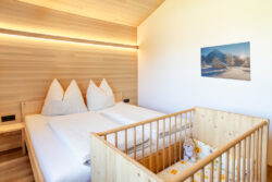 Euch und Euren Kindern nur das Beste Doppelzimmer des Appartement BergZeit in Schoppernau mit hochwertigem Kinderbett