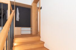 heimelige Garderobe beim Eingang in die Ferienwohnung im BergZeit in Schoppernau