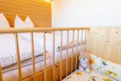 Doppelzimmer des Appartement BergZeit in Schoppernau mit hochwertigem Kinderbett
