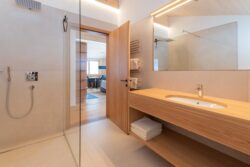 Regendusche der Ferienwohnung BergZeit in Schoppernau mit flauschigen Qualitätshandtüchern von Wirtex