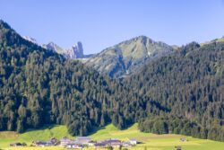 Südbalkon mit traumhaftem Ausblick in die Bergwelt der Ferienwohnung BergZeit in Schoppernau