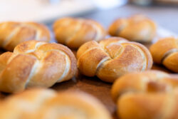 Semmel Laugengebäck Sonnenblumenbrötchen Kornstangen Bauernbrote Vollkorn Kastenbrote oder Zopf alles selbstgebacken