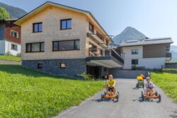 viel Platz zum austoben bietet die BergZeit in Schoppernau Euren Kindern