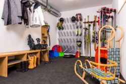 großer Mehrzweckraum und Garderobenraum auch für Ski und Snowbard mit Skischuhtrockner und Trocknungsanlage und Lüftungsanlage zur Bekleidungspflege