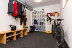 großer Mehrzweckraum und Garderobenraum und Fahrradraum und Skiraum mit Skischuhtrockner mit Trocknungsanlage und Lüftungsanlage zur Bekleidungspflege