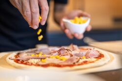 der Schinken für die BergZeit Pizza kommt direkt vom Bauern