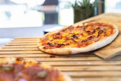 BergZeit Pizza auf dem Stein gebacken