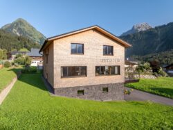 BergZeit in Schoppernau Hausansicht von der Kanisfluh 2044m