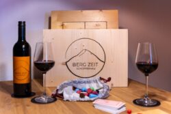 Genuß und Spannung könnt ihr mit unserem Hauswein und unserer selbstgemachten Spielkiste vereinen